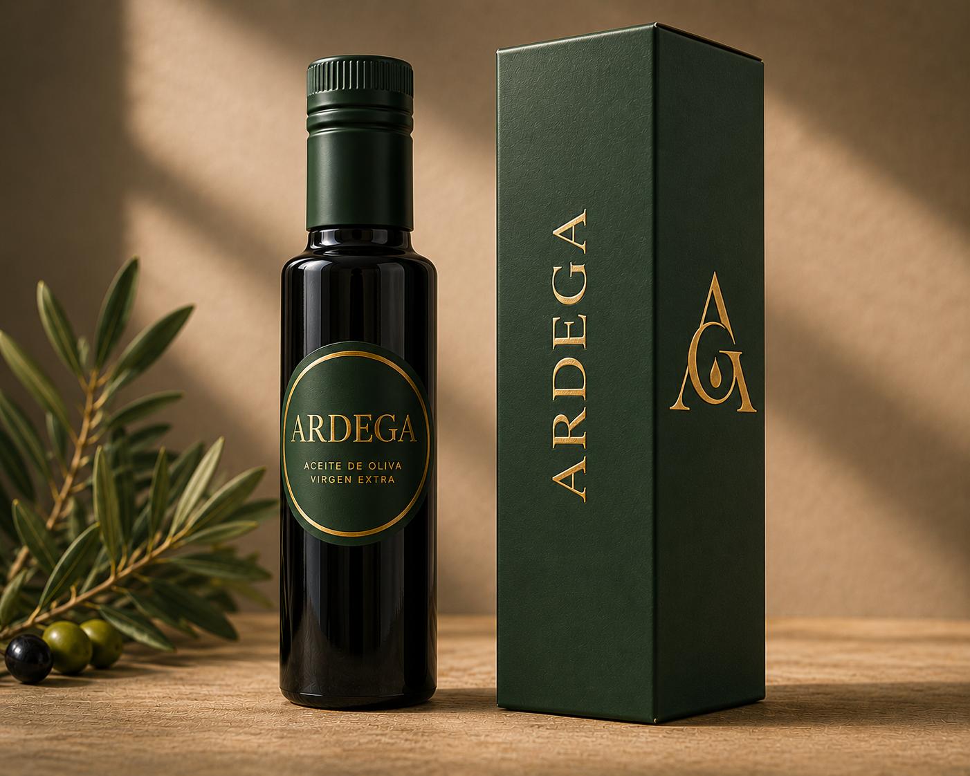 Botella y estuche de ARDEGA Aceite de Oliva Virgen Extra junto a una rama de olivo